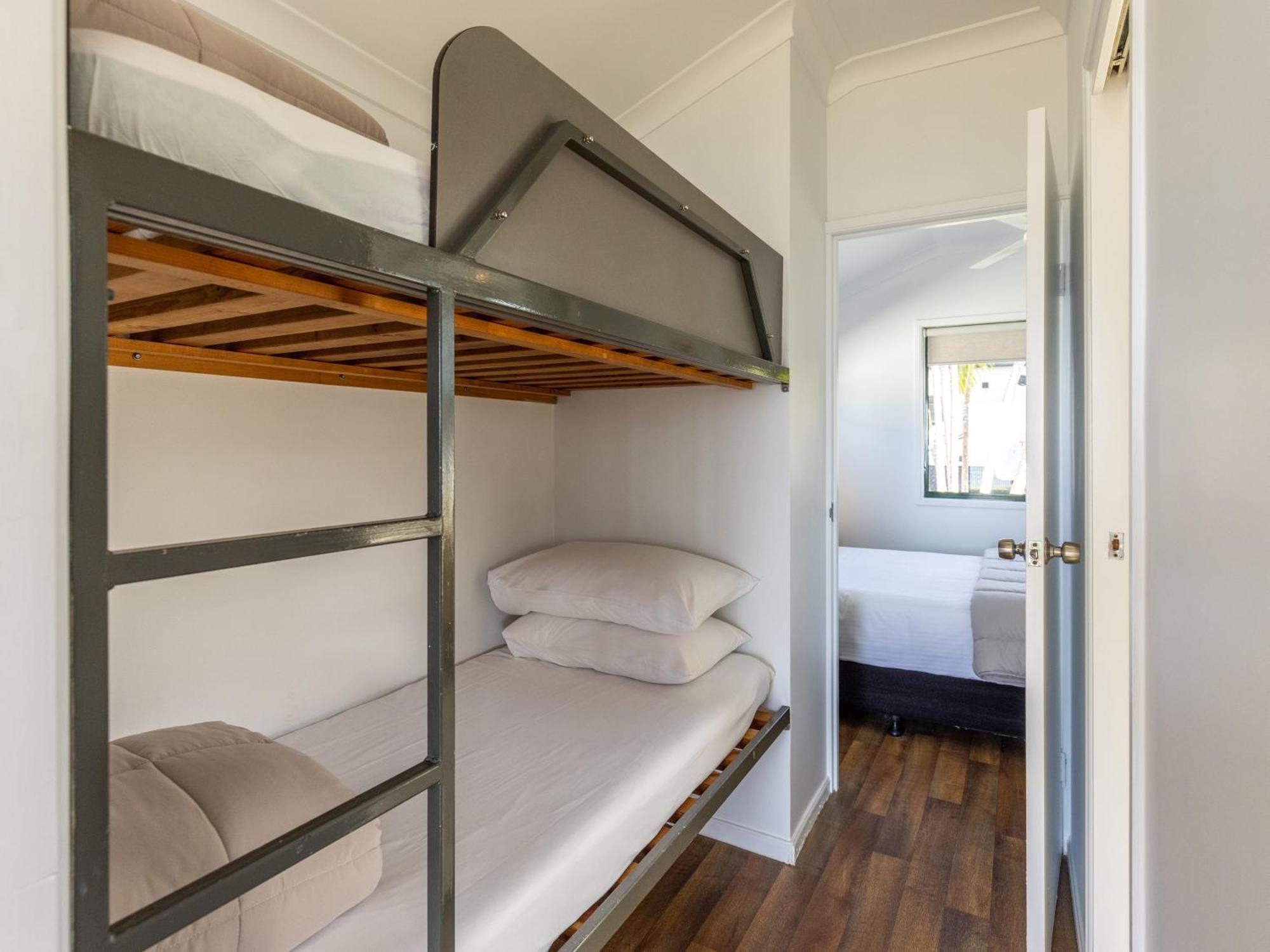 Nrma Bowen Beachfront Holiday Park Rum bild
