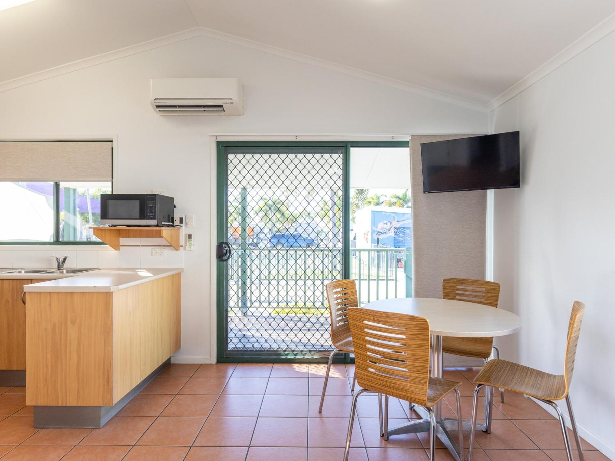 Nrma Bowen Beachfront Holiday Park Rum bild